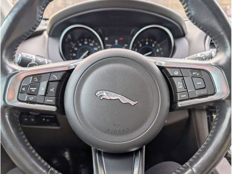 Used 2018 Jaguar F-PACE Prestige image 19