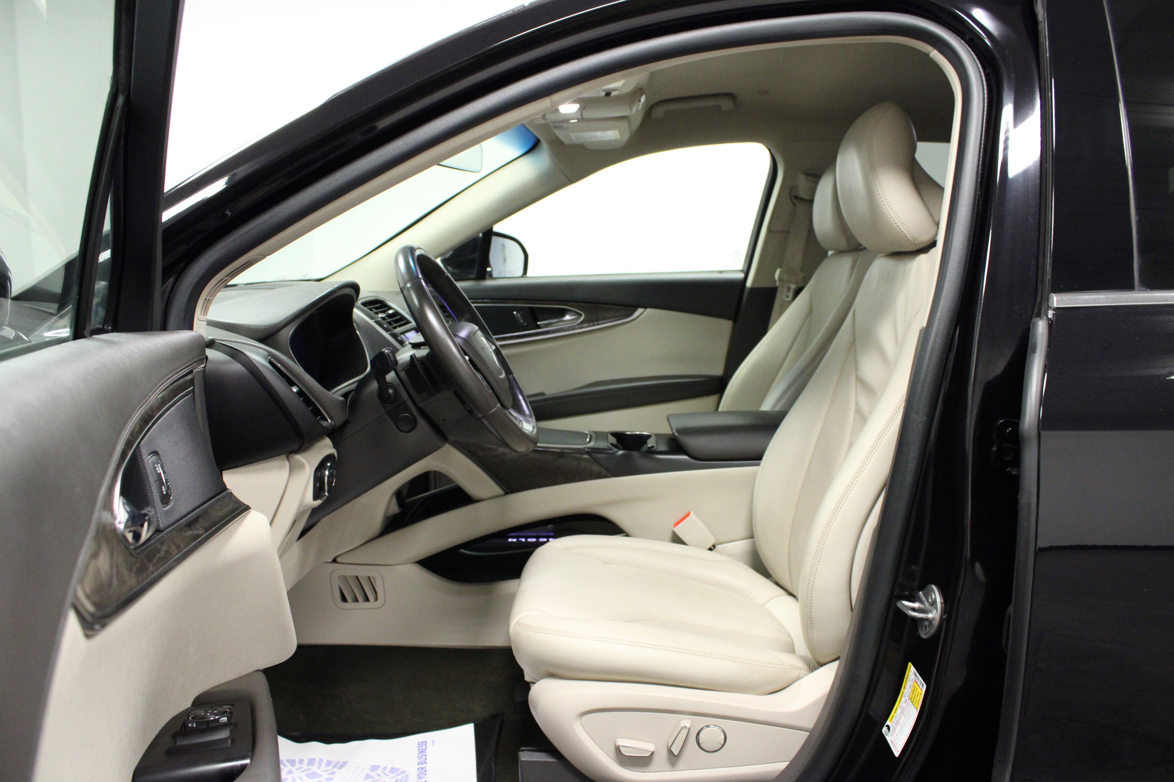 Used 2019 Lincoln Nautilus Select image 12