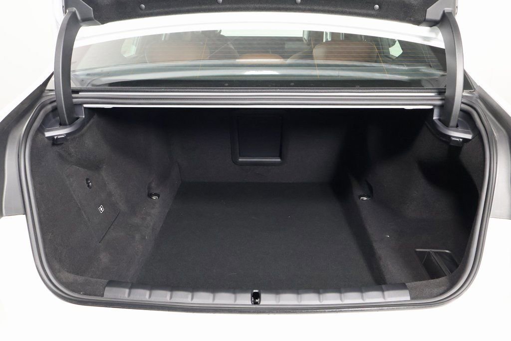 New 2026 BMW 750e xDrive w/ Executive Package image 9