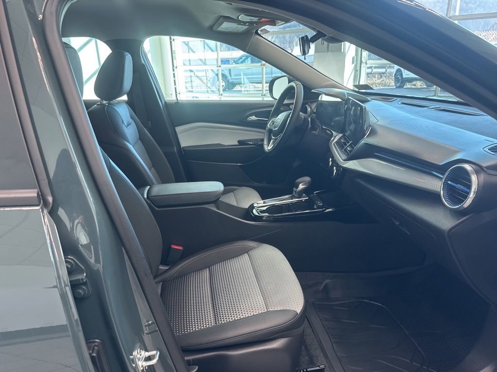 Used 2025 Chevrolet Trax LT w/ LT Convenience Package FWD image 22