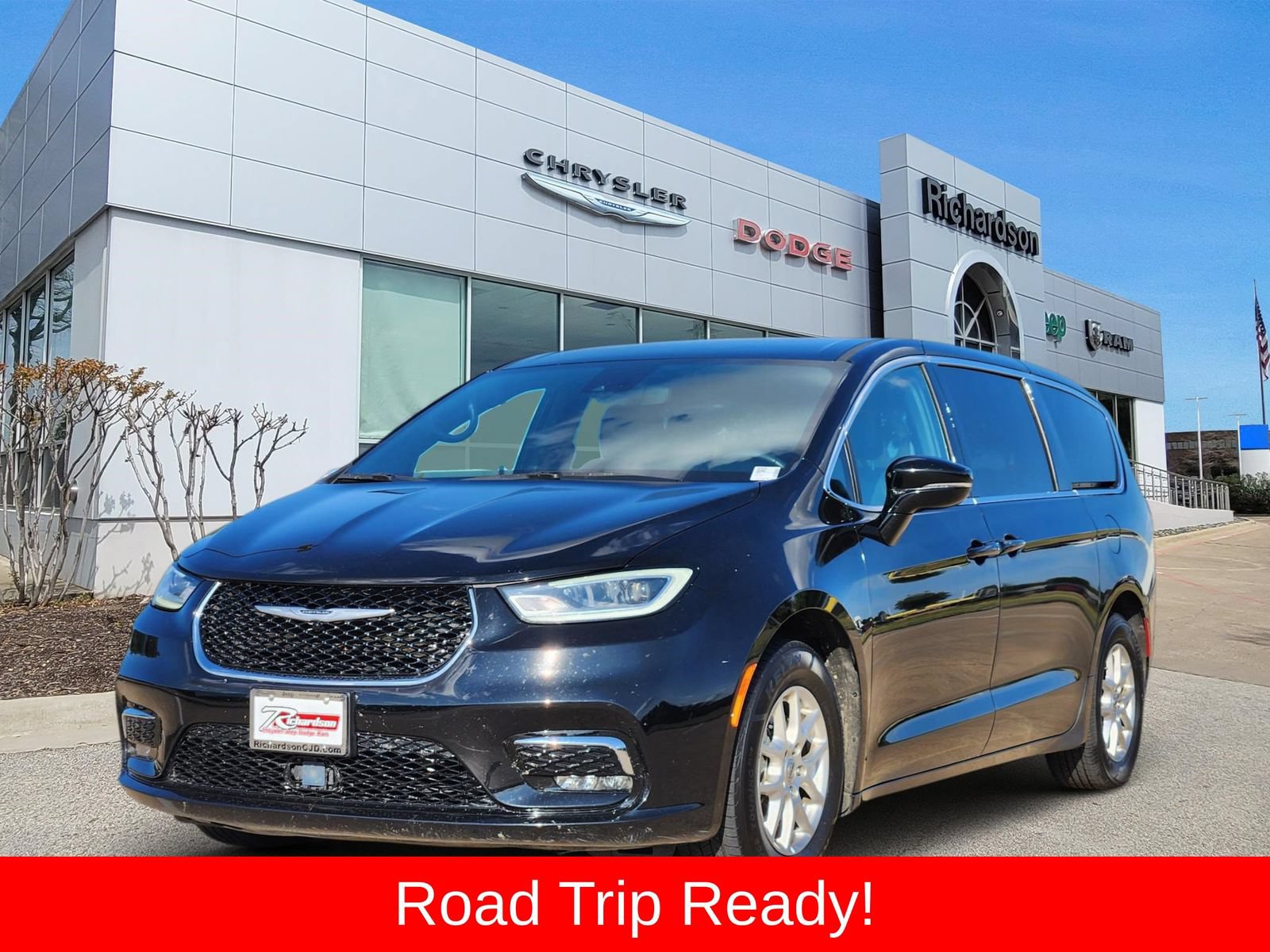 Used 2025 Chrysler Pacifica Select FWD image 2