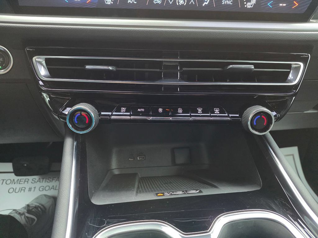 Used 2025 Chevrolet Traverse LT FWD image 29