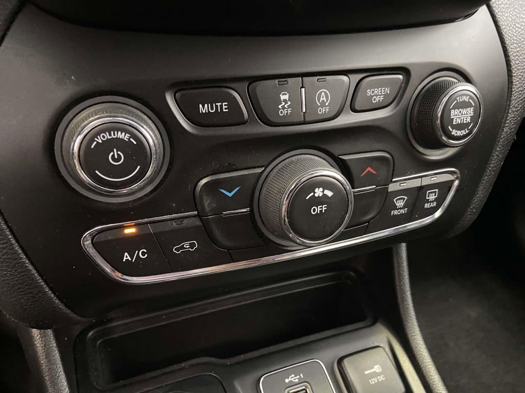 Used 2021 Jeep Cherokee Latitude AWD/4WD image 24