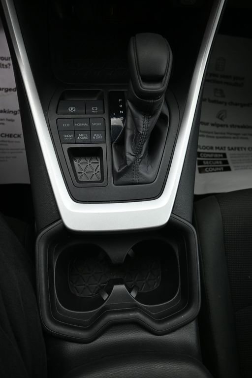Used 2021 Toyota RAV4 LE image 17