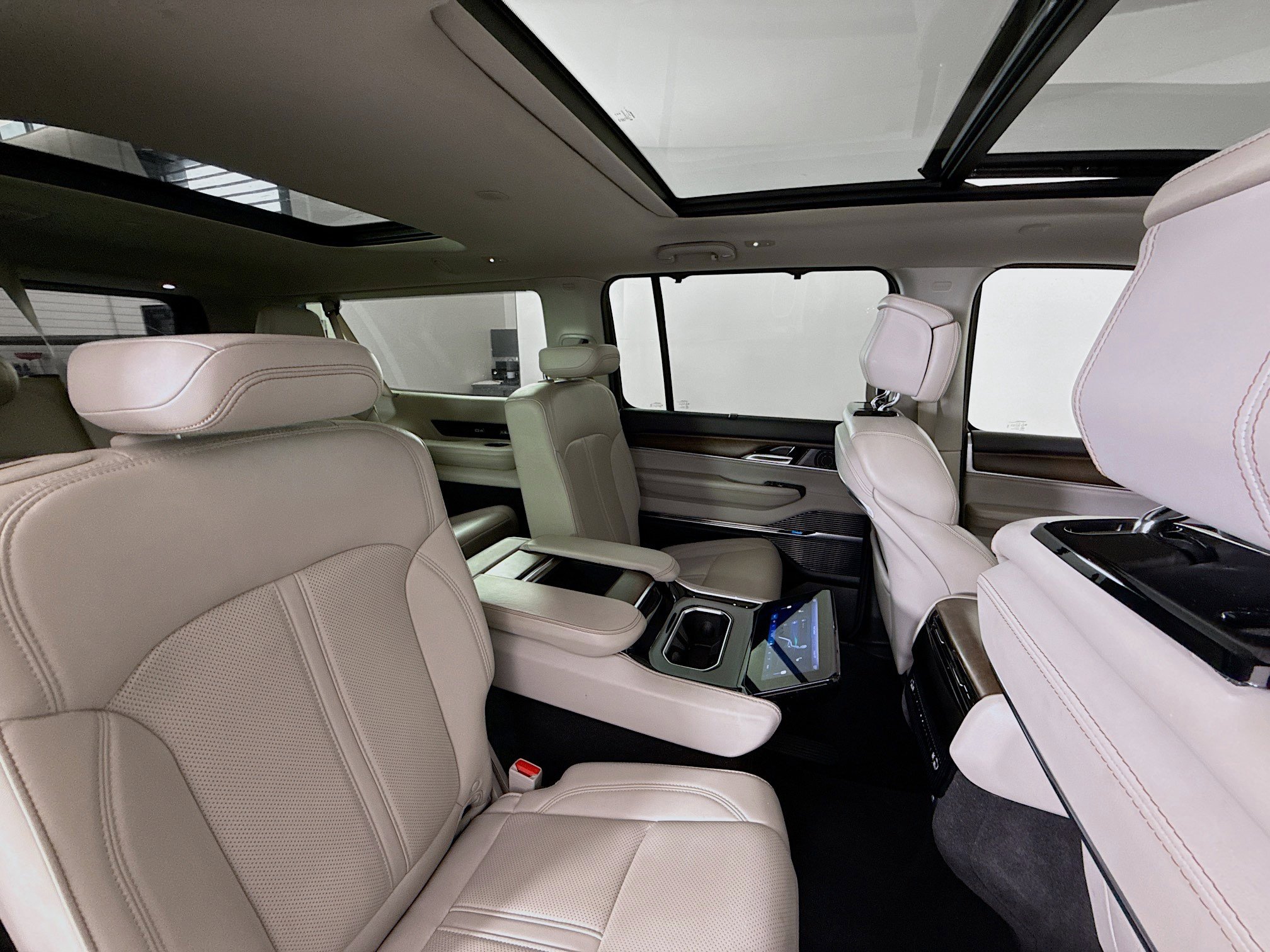 Used 2024 Jeep Grand Wagoneer L 4WD image 28