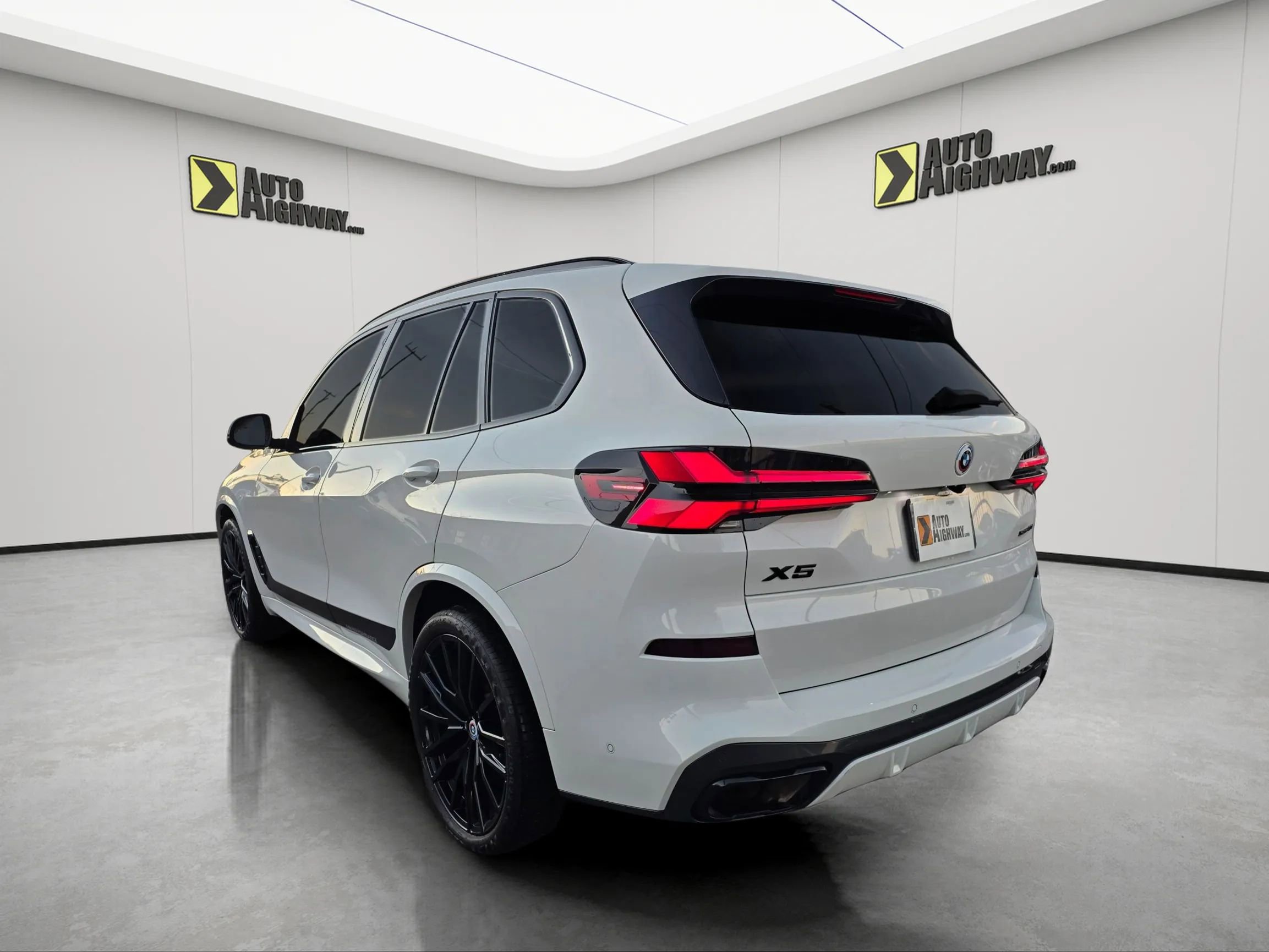 Used 2024 BMW X5 sDrive40i w/ M Sport Package image 8