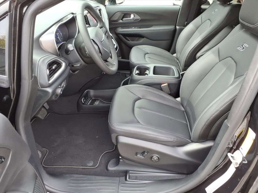 New 2026 Chrysler Pacifica Select image 11