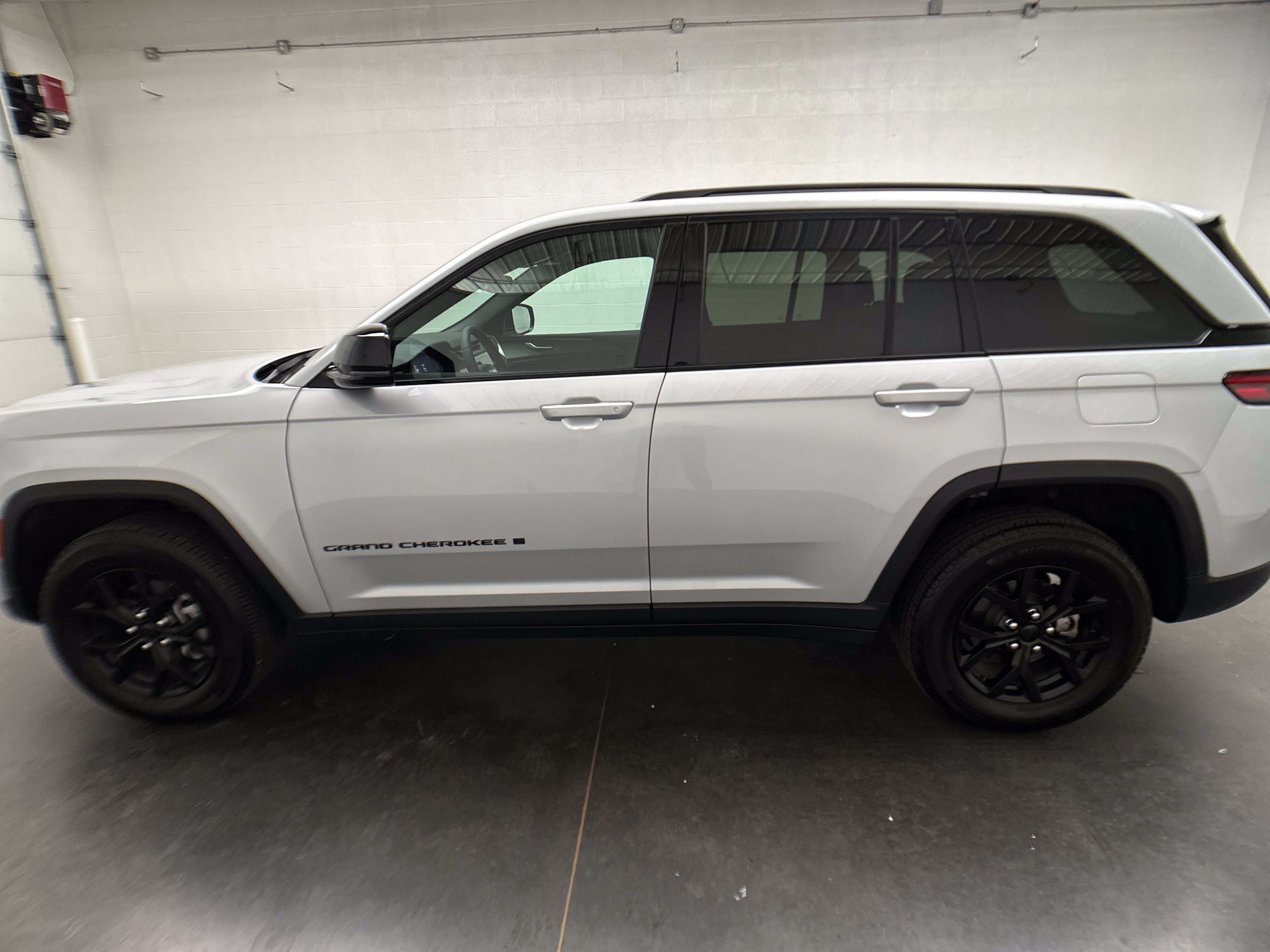 Used 2024 Jeep Grand Cherokee Altitude AWD/4WD image 6