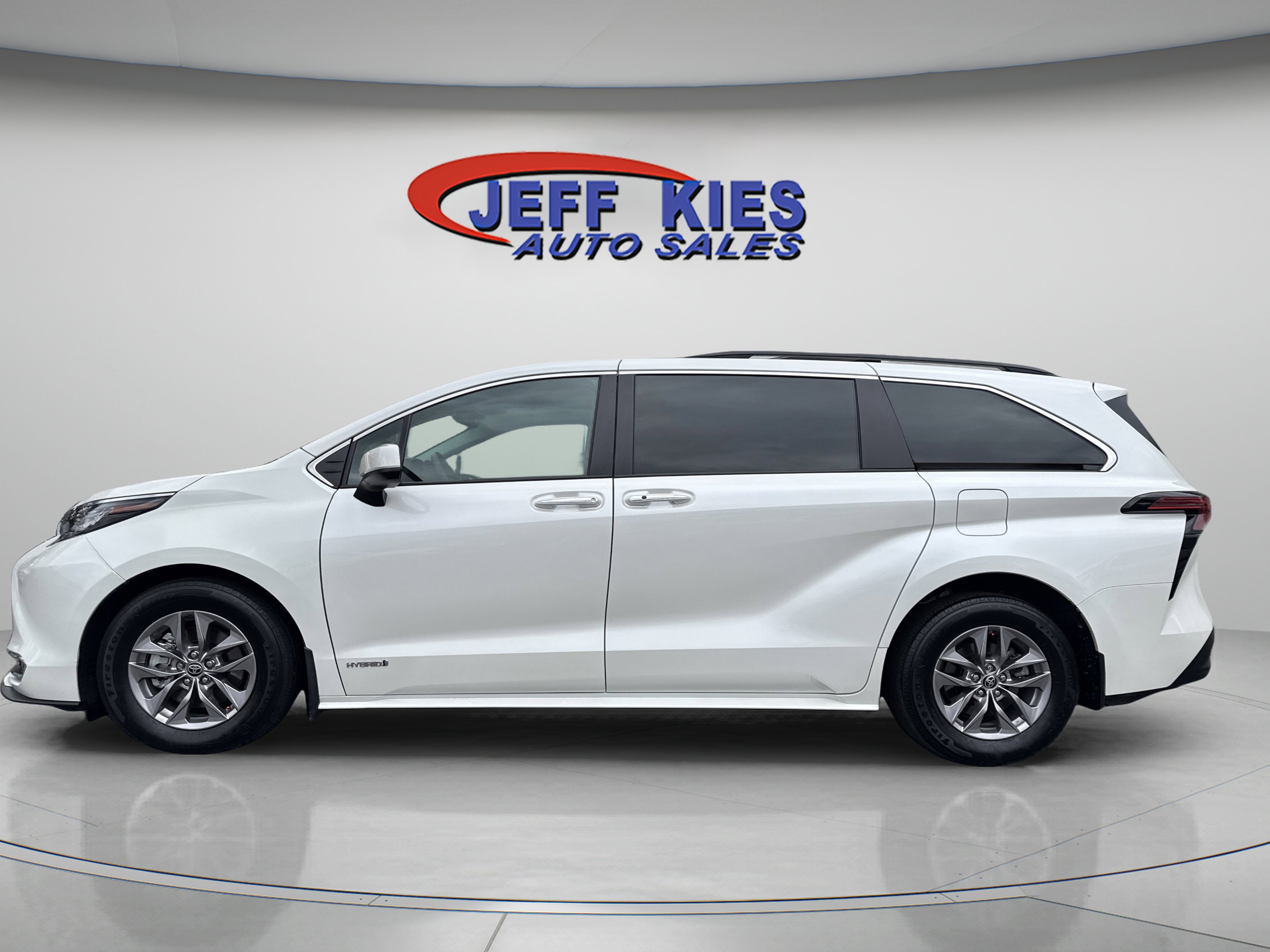 Used 2021 Toyota Sienna XLE w/ XLE Plus Package image 4