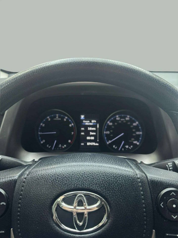 Used 2018 Toyota RAV4 LE FWD image 9