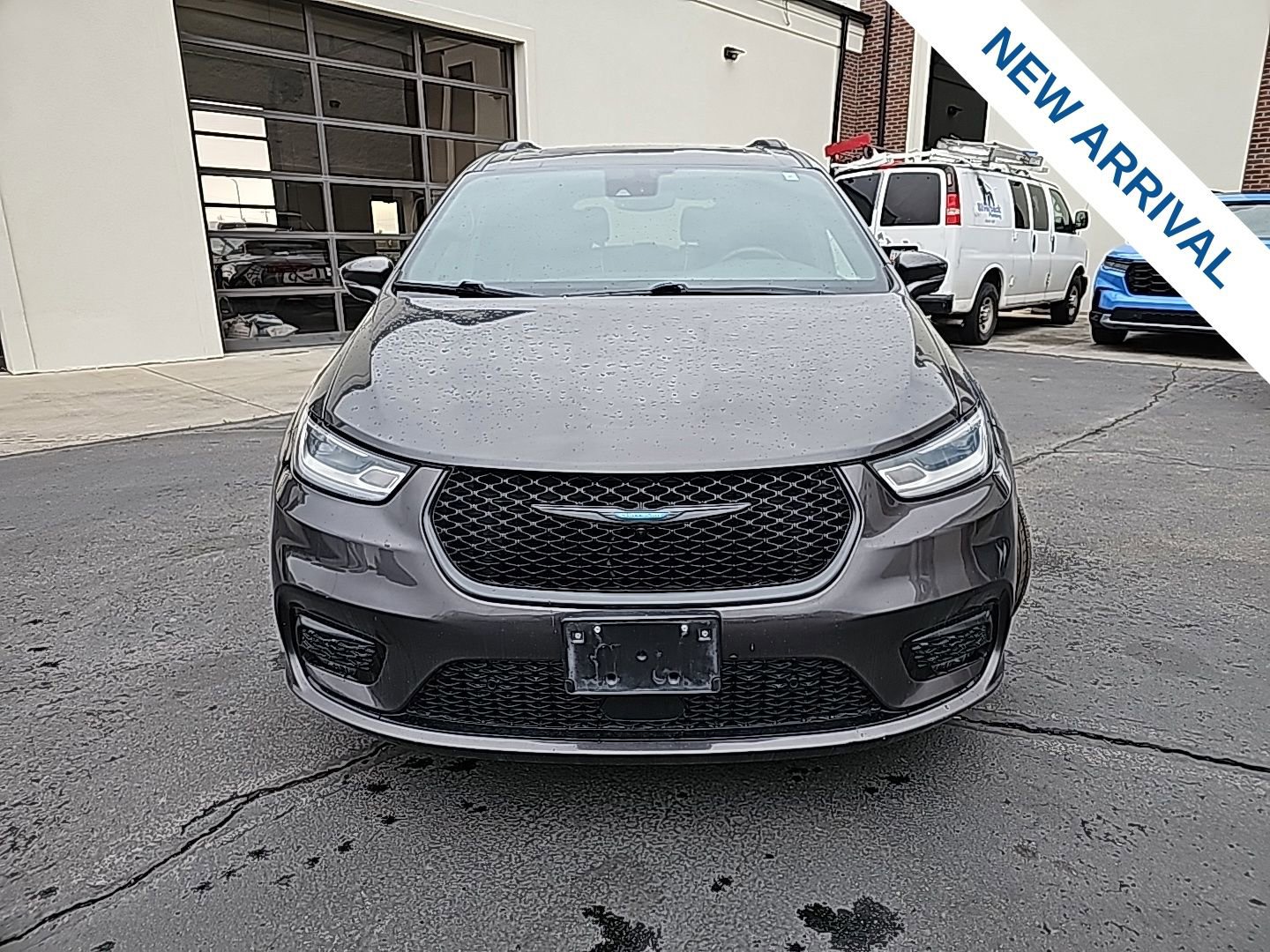 Used 2021 Chrysler Pacifica Limited w/ Uconnect Theater Family Group image 2