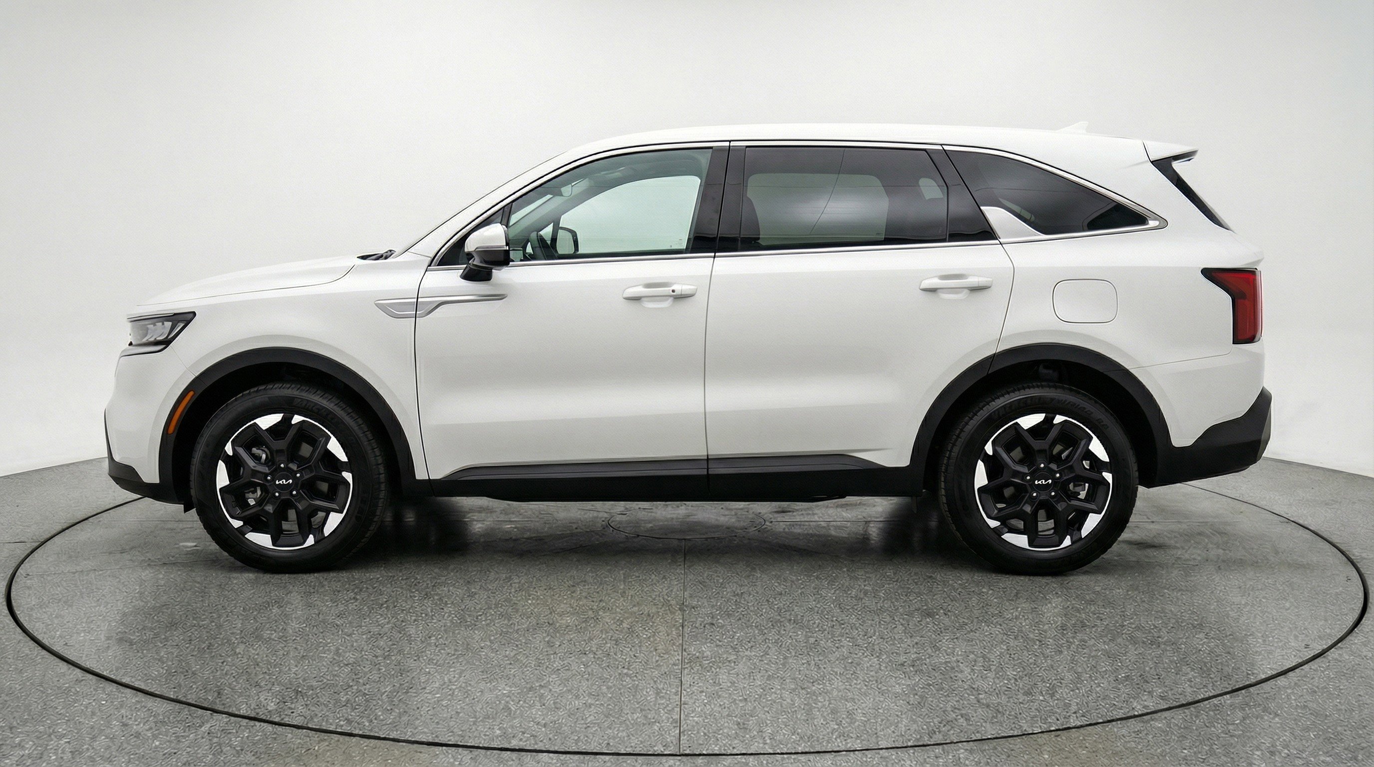 Used 2024 Kia Sorento S image 5