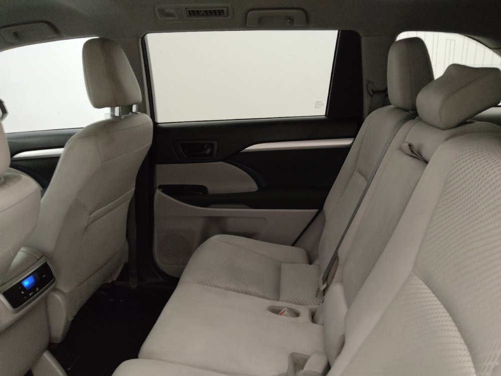 Used 2017 Toyota Highlander LE image 18