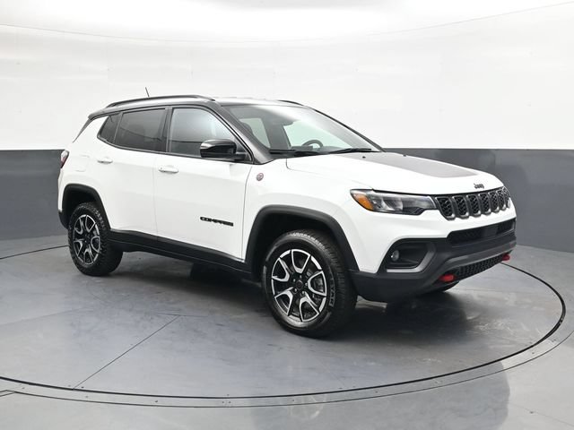 Used 2025 Jeep Compass Trailhawk AWD/4WD image 2