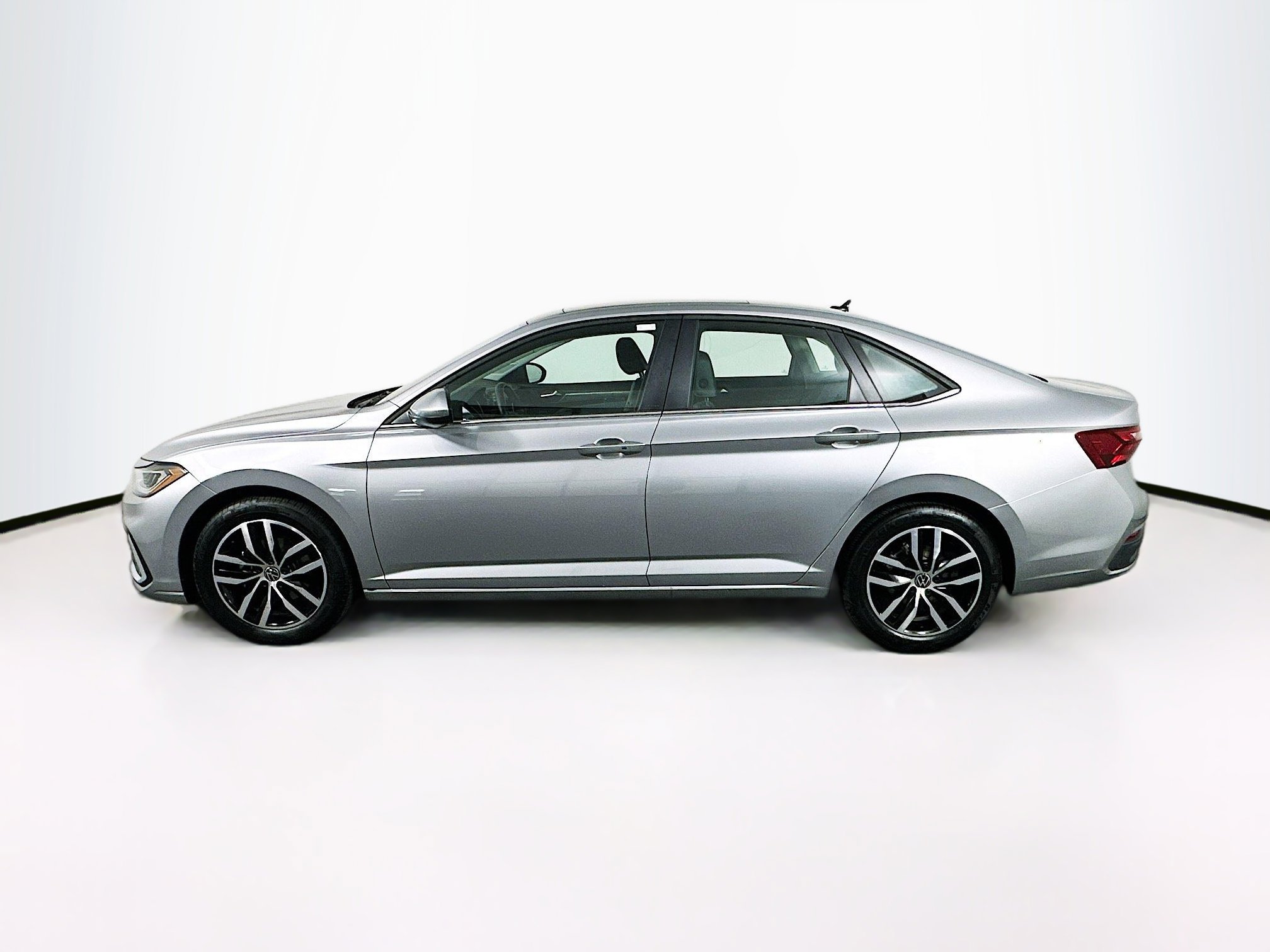 Used 2025 Volkswagen Jetta SE image 4