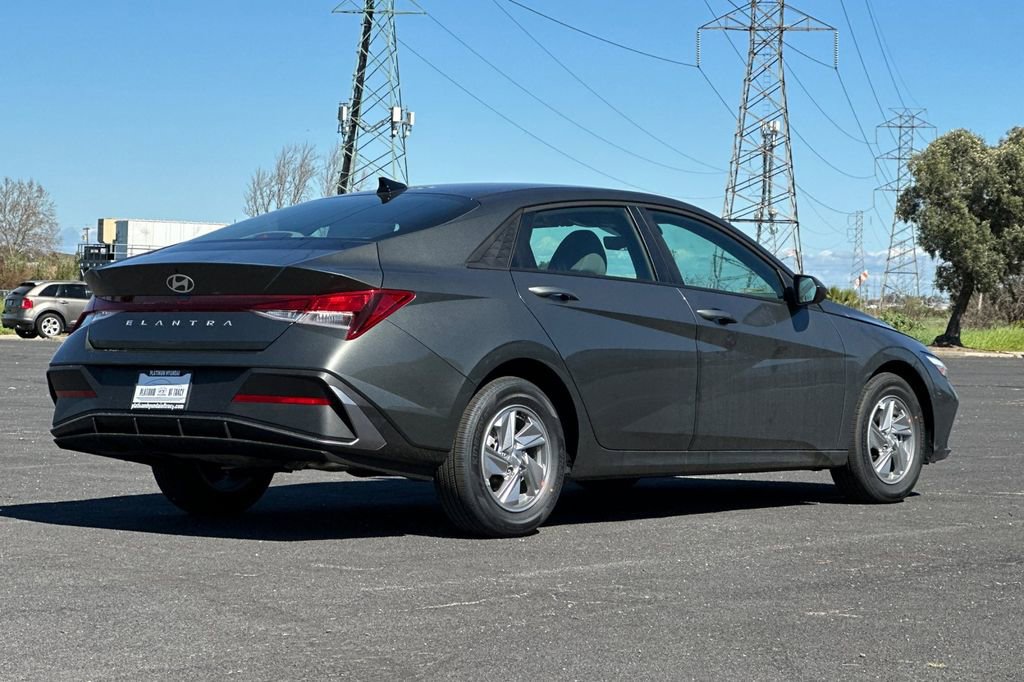 New 2026 Hyundai Elantra SE image 4