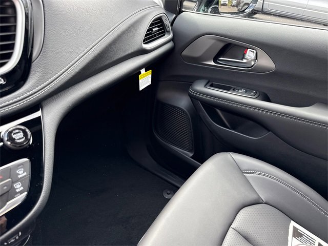New 2025 Chrysler Pacifica Select image 26