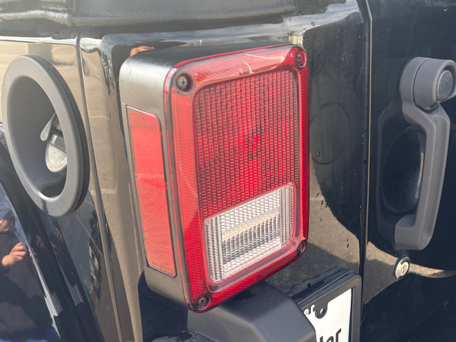 Used 2018 Jeep Wrangler Unlimited Sahara w/ Connectivity Group AWD/4WD image 17
