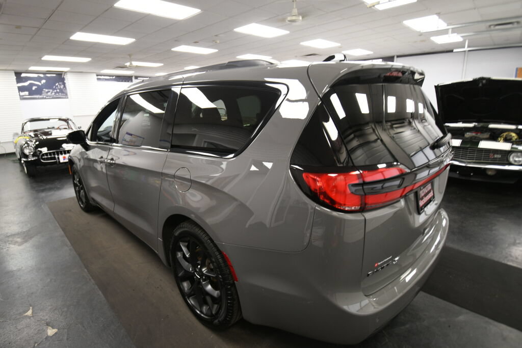 Used 2025 Chrysler Pacifica Limited FWD image 6