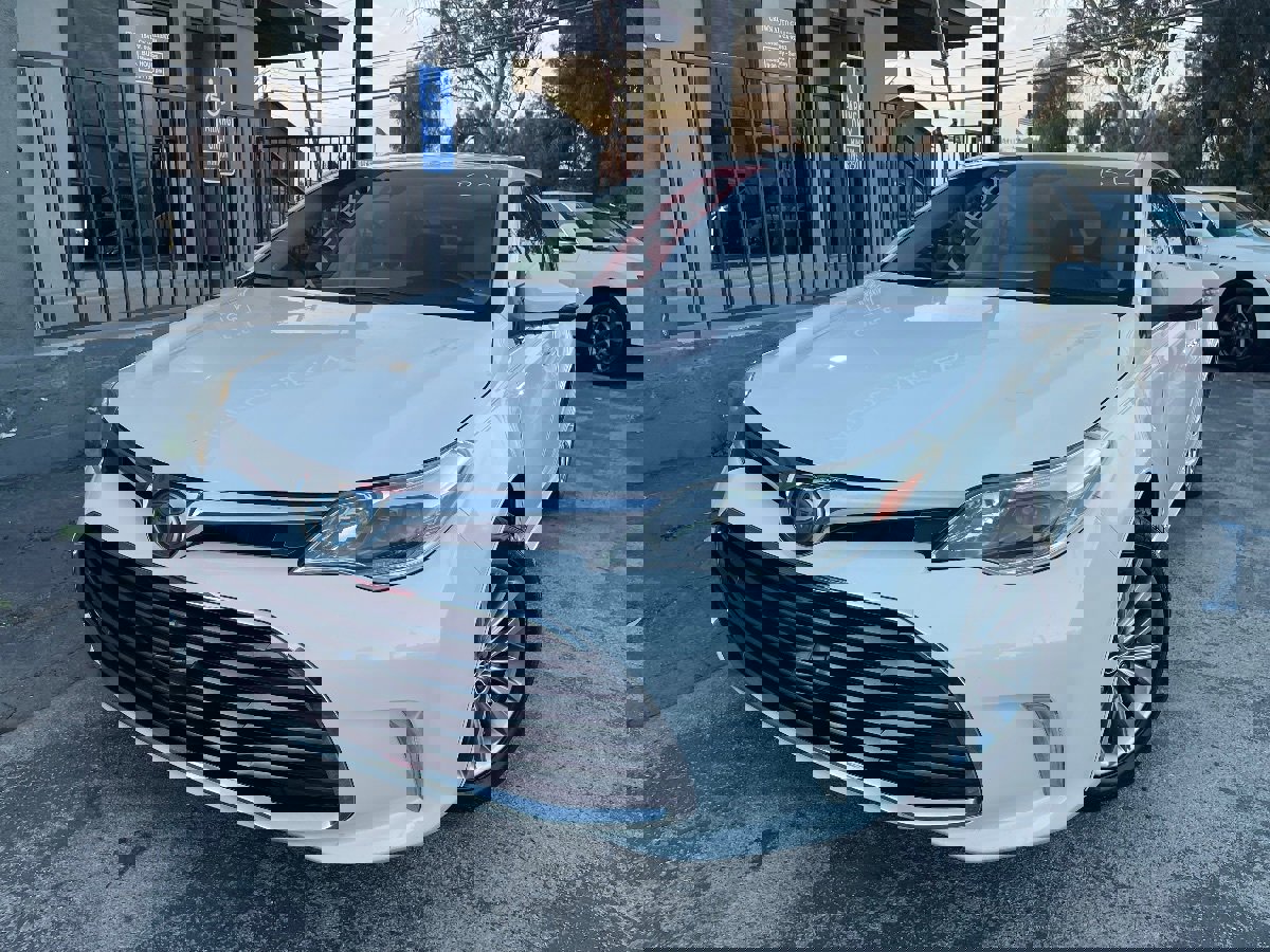 Used 2018 Toyota Avalon Limited FWD image 1