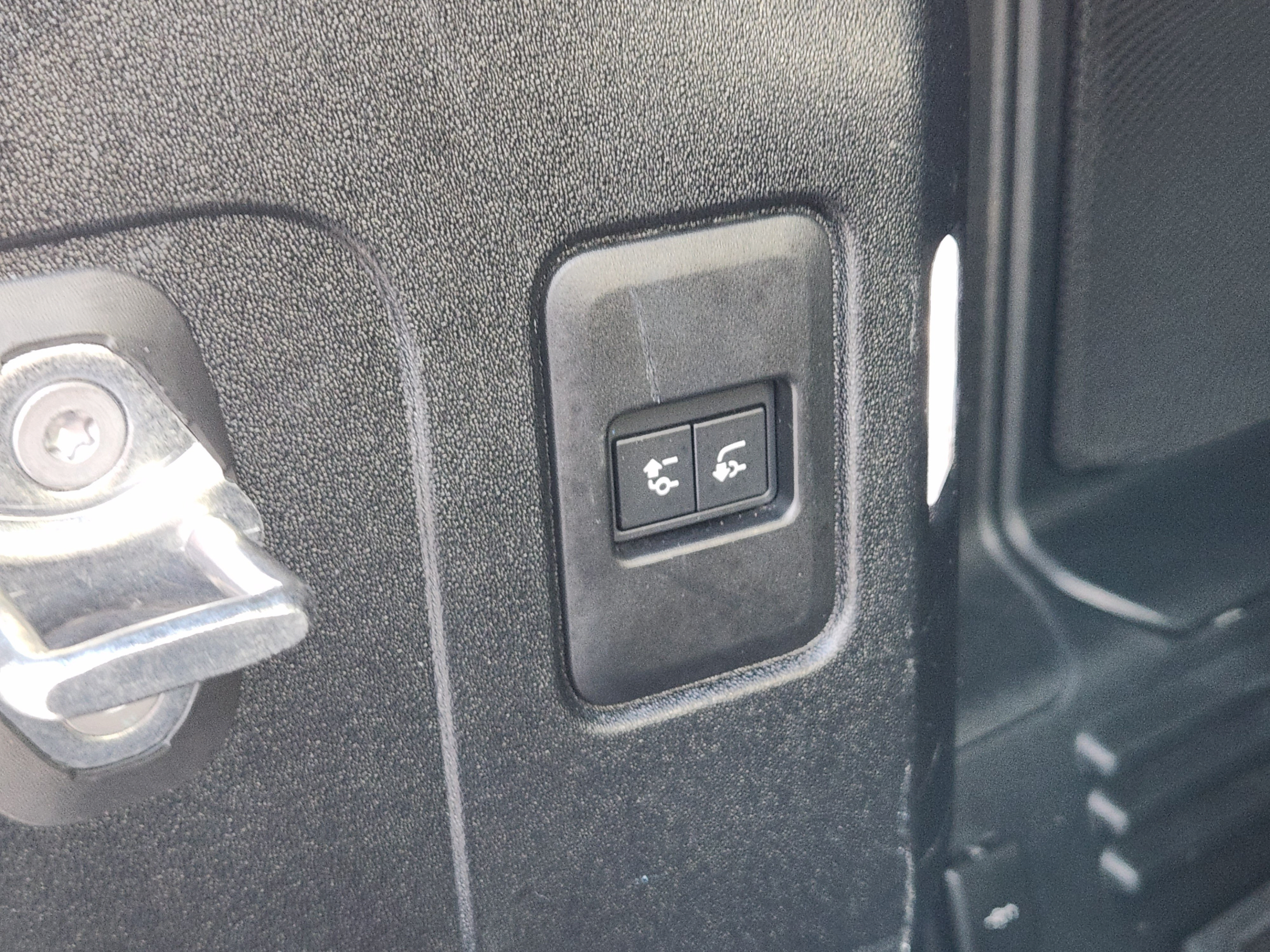 Certified 2024 Land Rover Defender 110 X-Dynamic SE AWD/4WD image 32