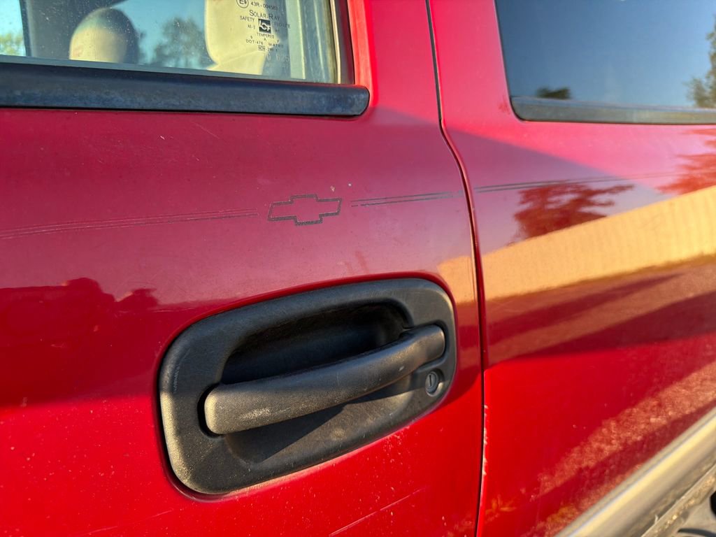 Used 2000 Chevrolet Suburban LS w/ LS Preferred Equipment Group RWD image 12