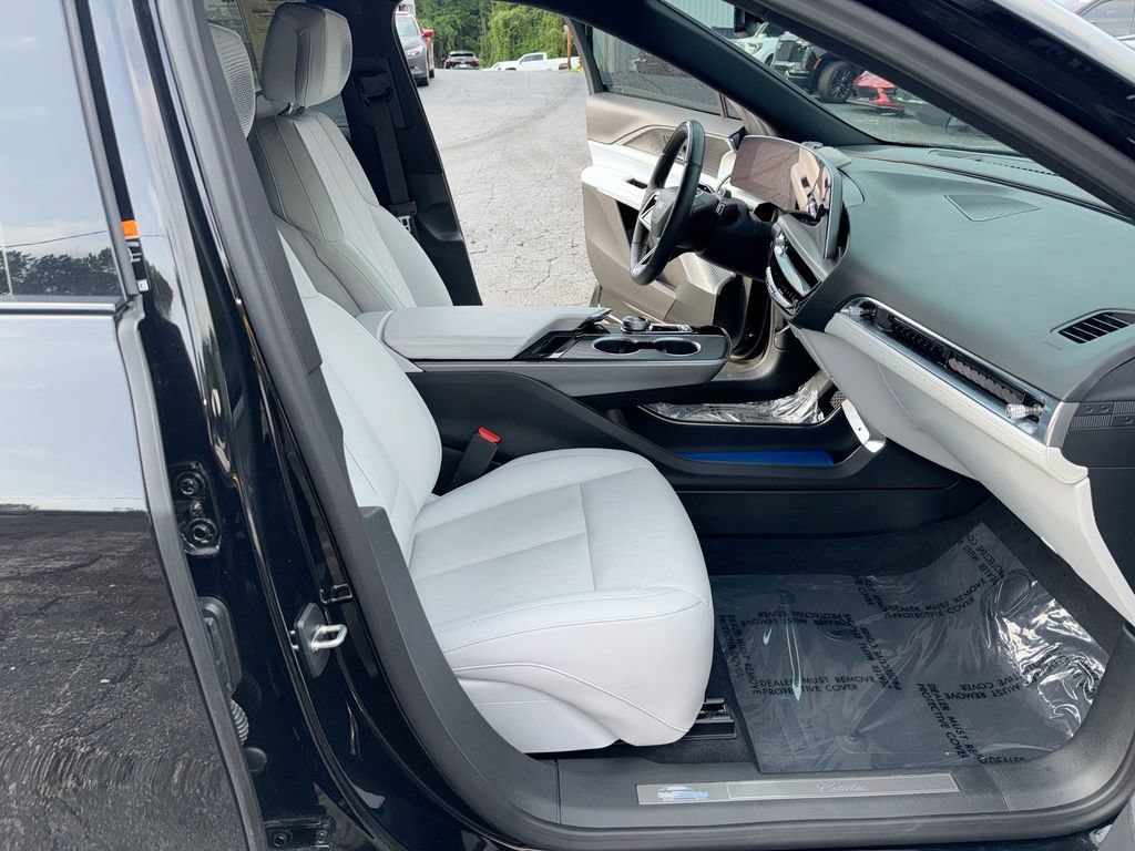Used 2023 Cadillac Lyriq AWD image 32