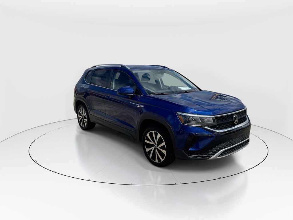 Used 2024 Volkswagen Taos SE FWD image 2