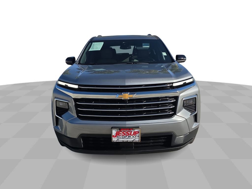 Used 2025 Chevrolet Traverse LT image 3