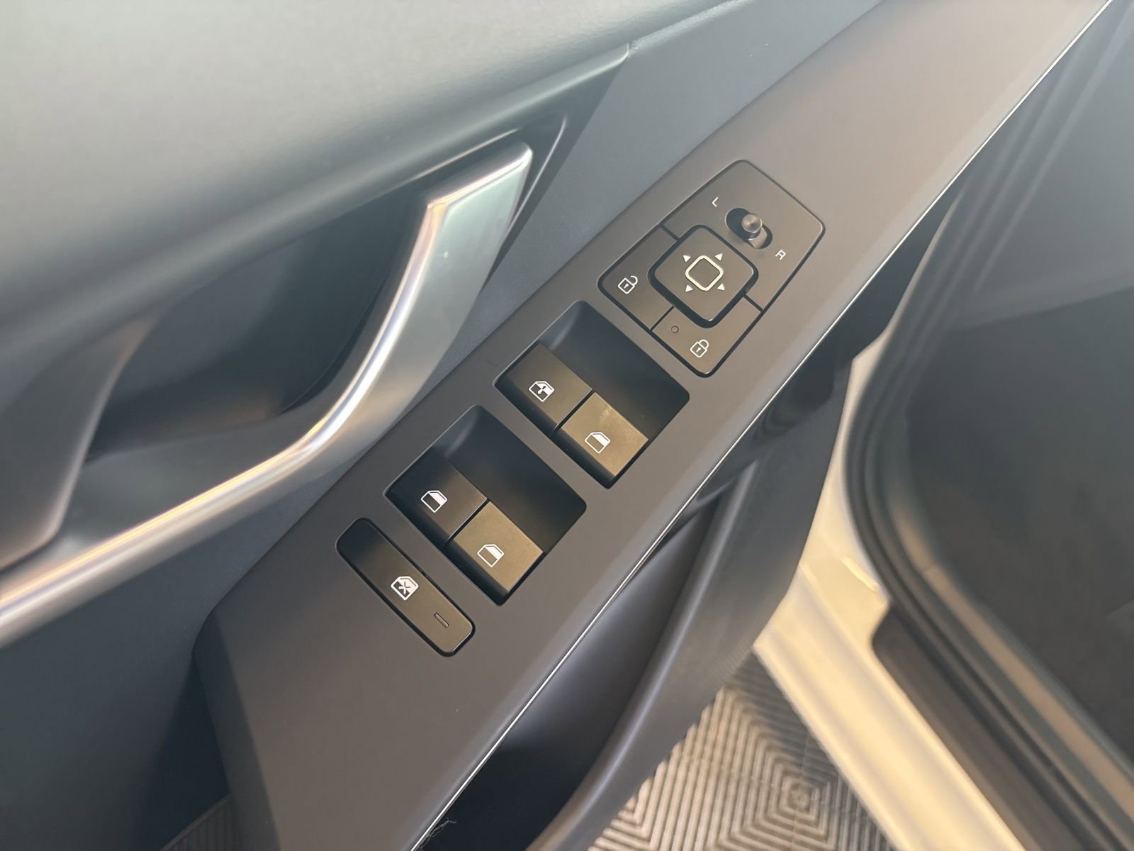 New 2025 Kia Niro EX image 16