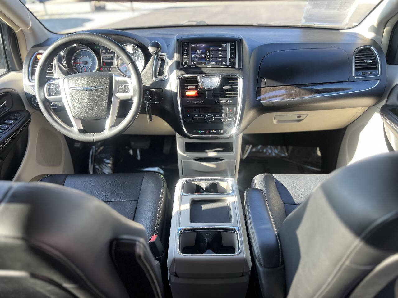 Used 2016 Chrysler Town & Country Touring image 21