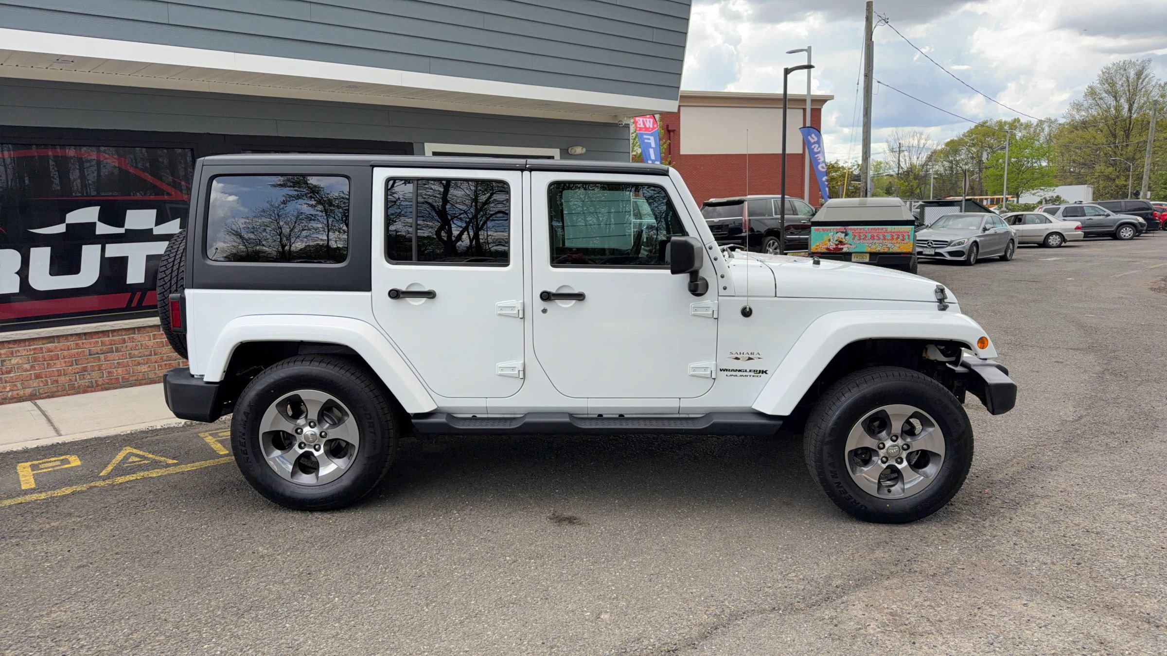 Used 2018 Jeep Wrangler Unlimited Sahara w/ Connectivity Group AWD/4WD image 4