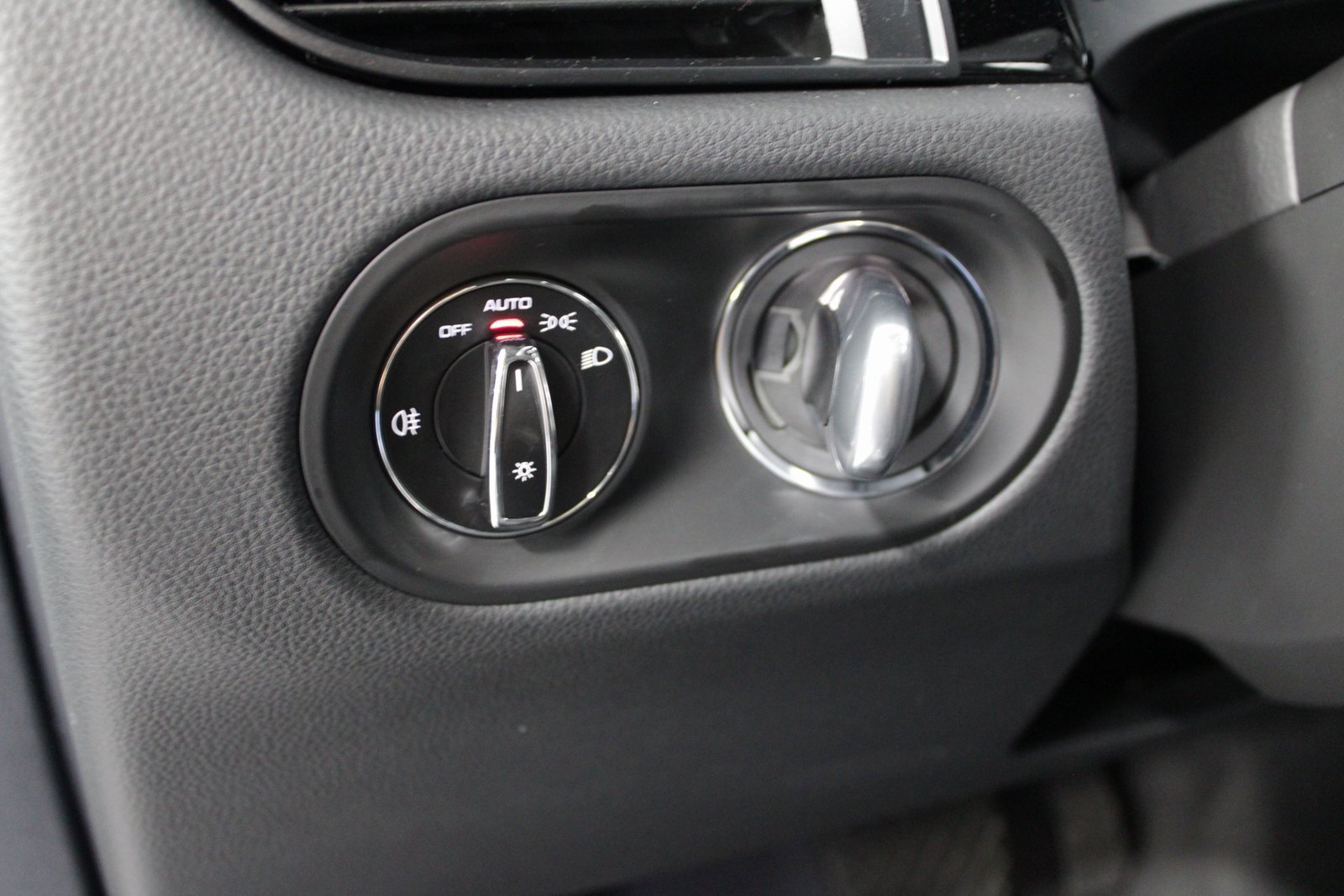 Used 2025 Porsche Macan image 25