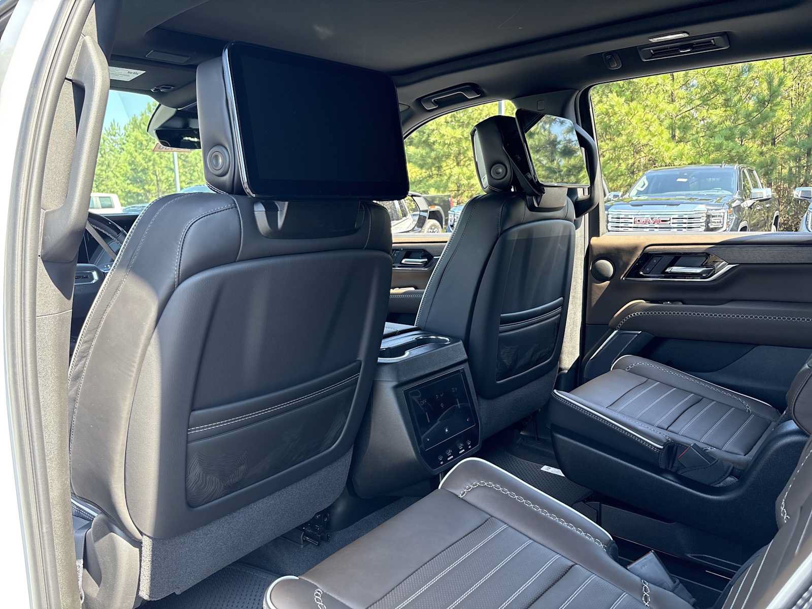 New 2026 GMC Yukon Denali Ultimate AWD/4WD image 18