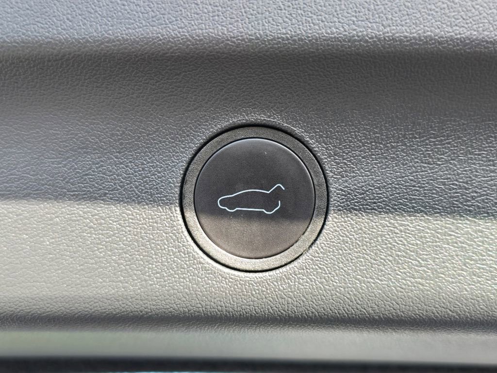 Used 2025 Tesla Model Y Long Range AWD/4WD image 28