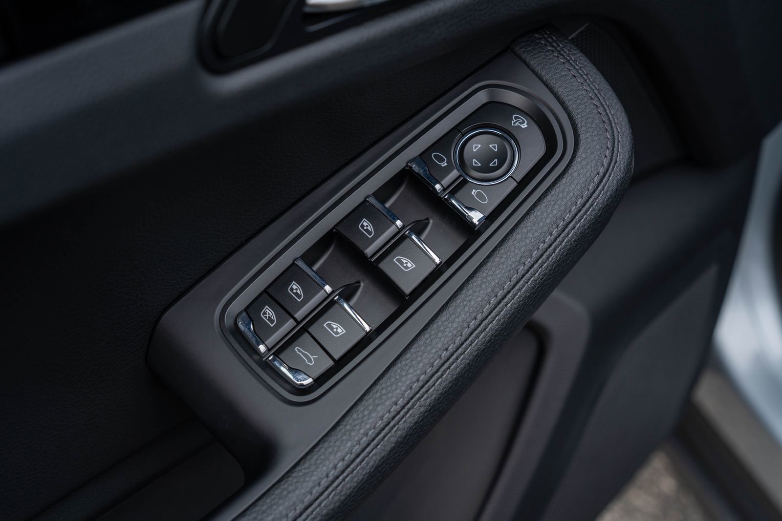 Certified 2025 Porsche Macan image 19