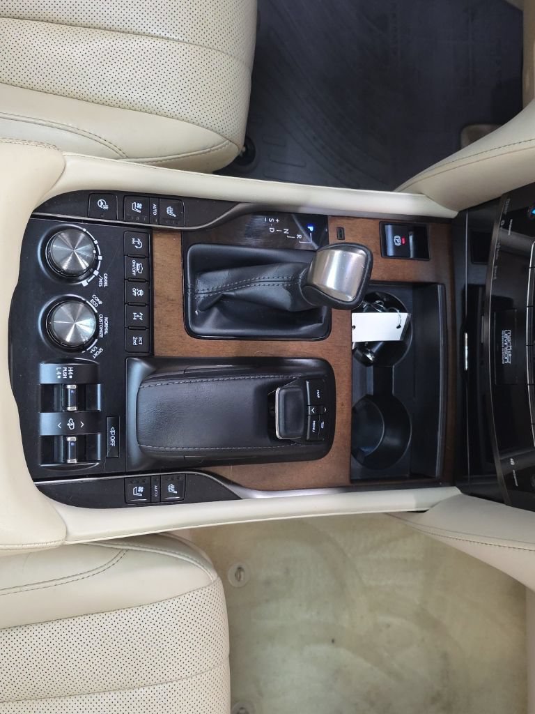 Used 2019 Lexus LX 570 4WD w/ Luxury Package image 26