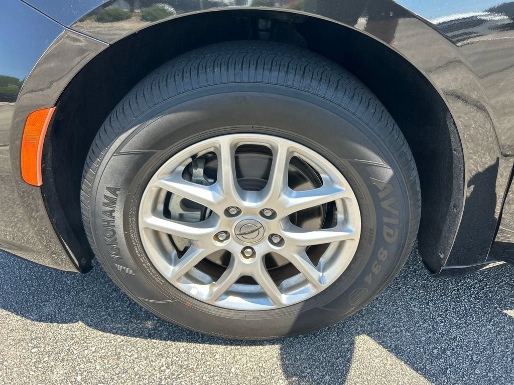 Used 2023 Chrysler Pacifica Touring-L FWD image 22
