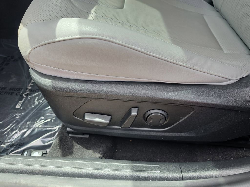 Used 2023 Hyundai Elantra Limited FWD image 17