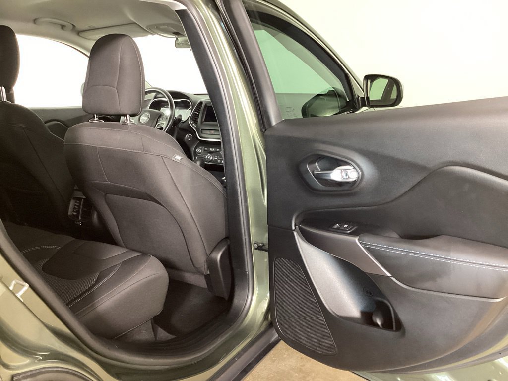 Used 2019 Jeep Cherokee Latitude w/ Cold Weather Group AWD/4WD image 24