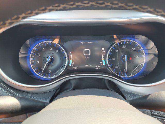 Used 2025 Chrysler Pacifica Limited FWD image 32