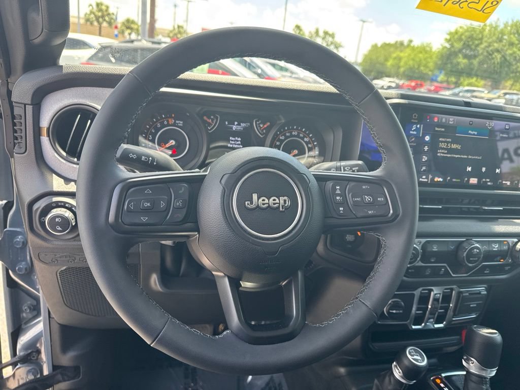 Used 2025 Jeep Gladiator Sport AWD/4WD image 12