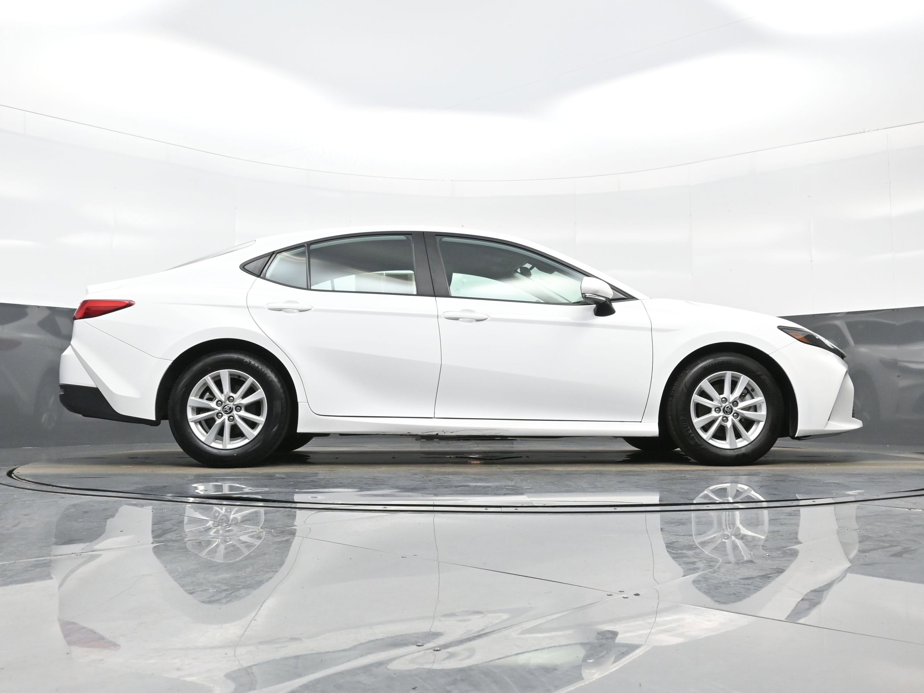 Used 2025 Toyota Camry LE image 32