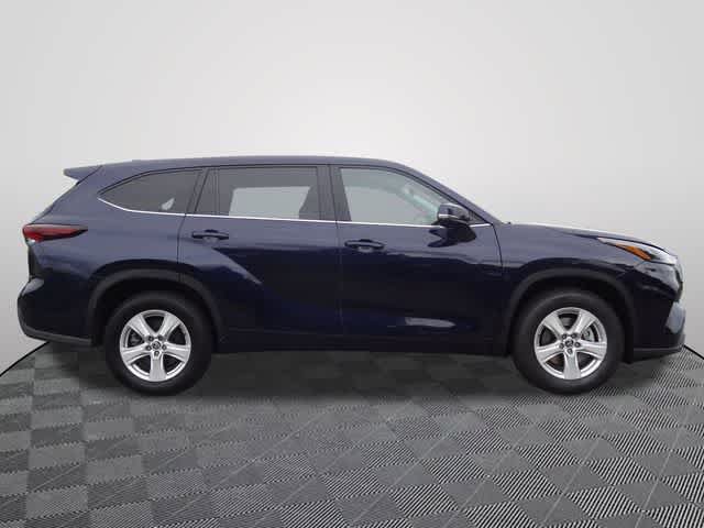 Certified 2025 Toyota Highlander LE FWD image 4