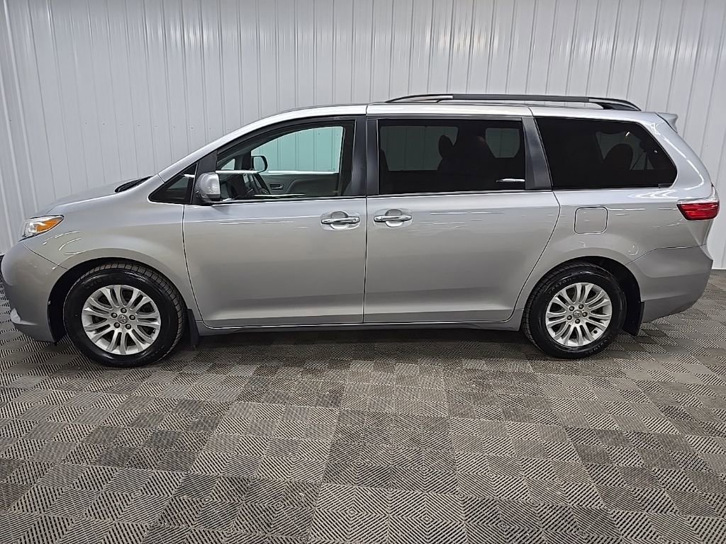 Used 2017 Toyota Sienna XLE w/ XLE Navigation Package image 5