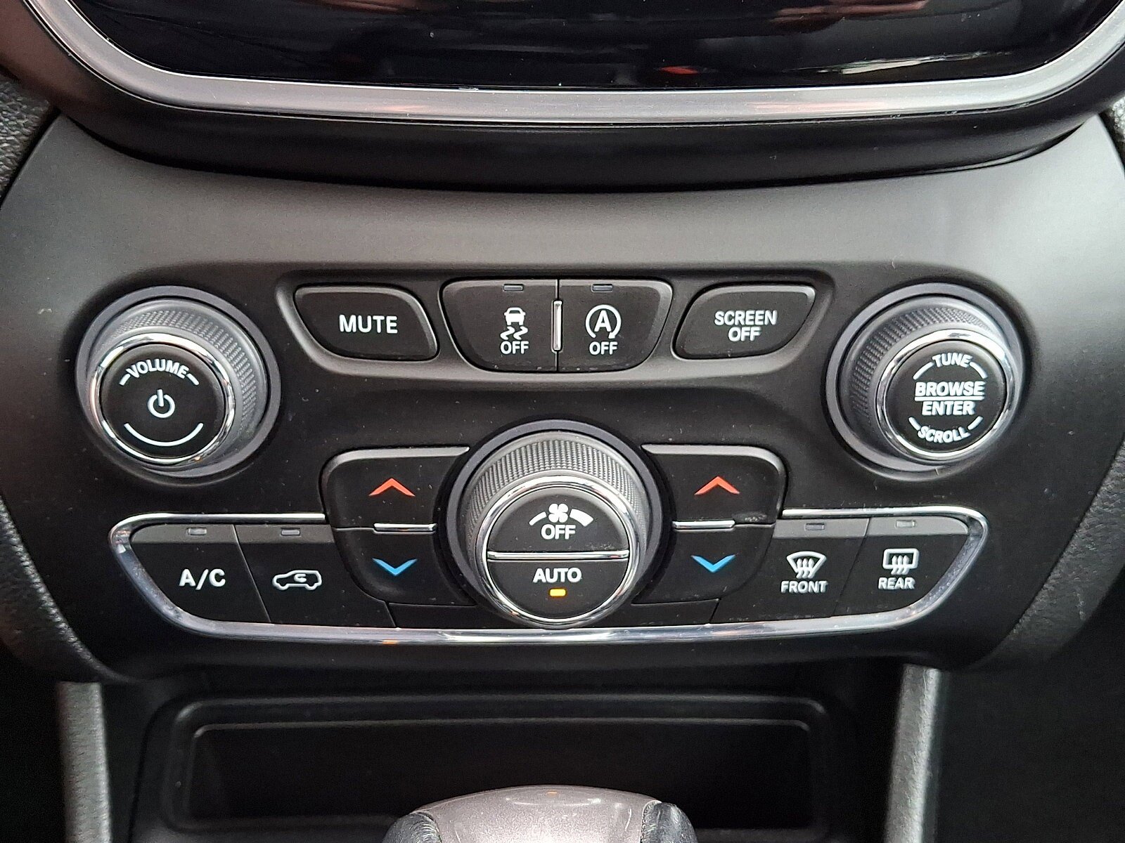 Used 2022 Jeep Cherokee Limited AWD/4WD image 16