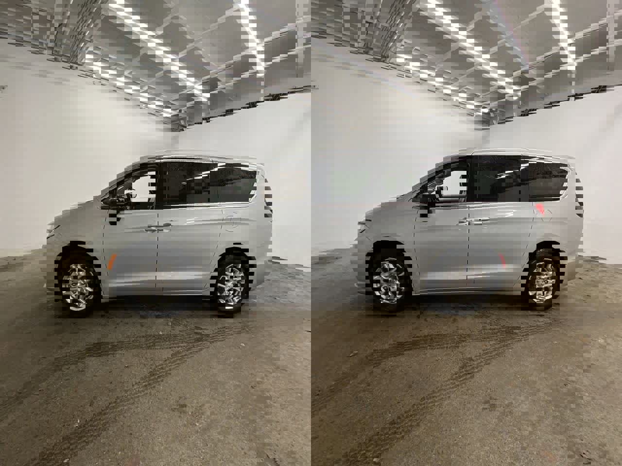 Used 2024 Chrysler Pacifica Touring-L image 3