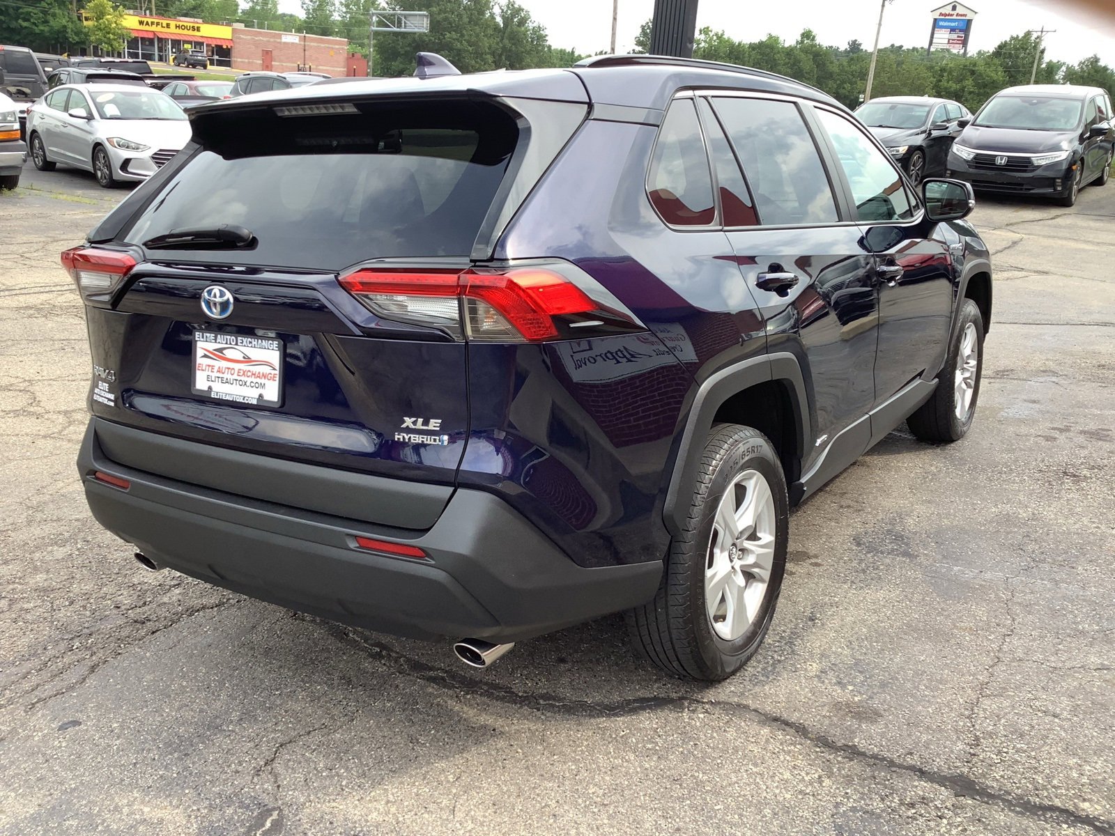 Used 2021 Toyota RAV4 XLE w/ Convenience Package image 7