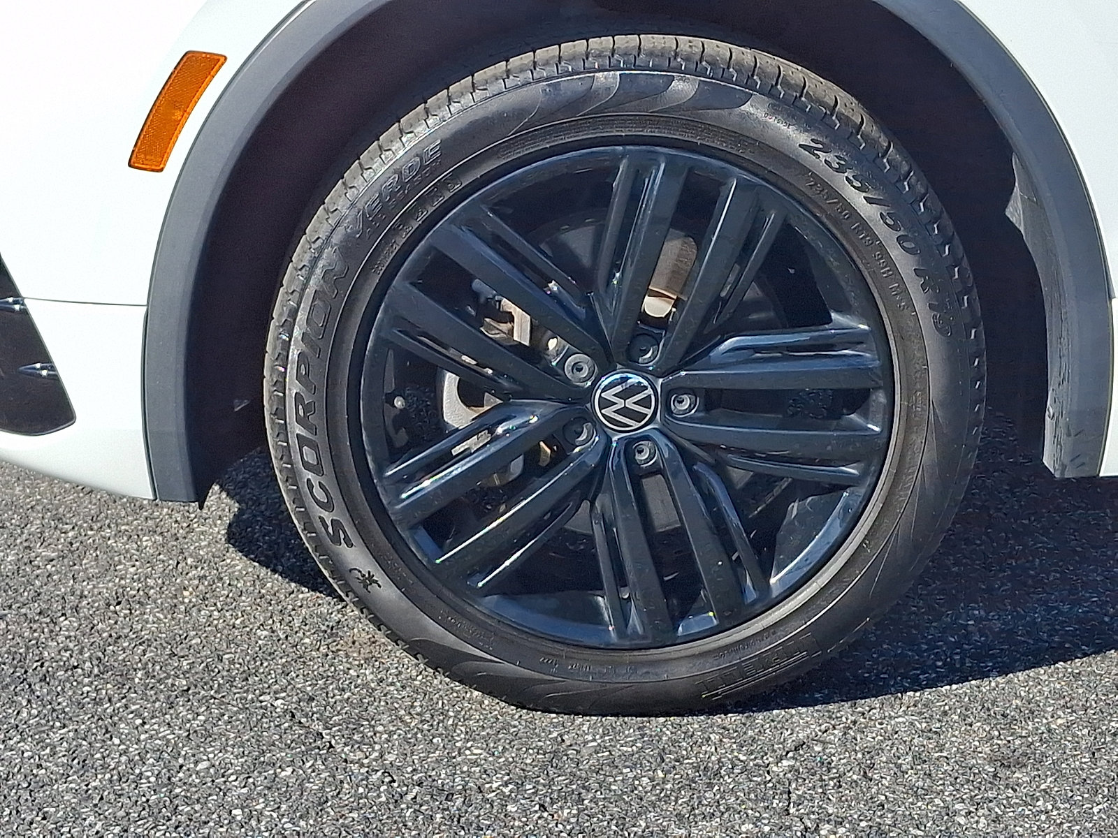 Used 2022 Volkswagen Tiguan SE R-Line image 8