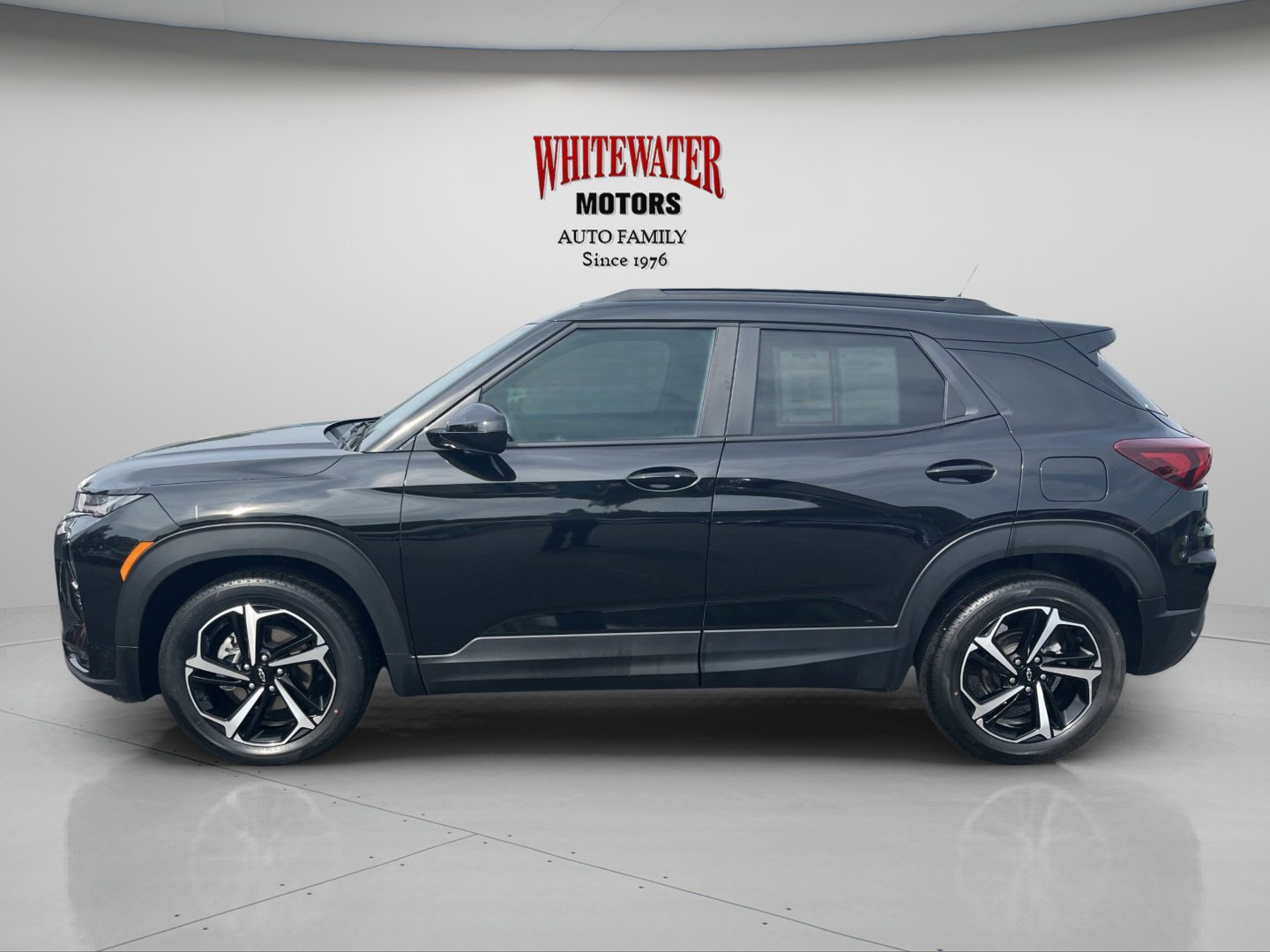Used 2023 Chevrolet TrailBlazer RS w/ Sun and Liftgate Package image 2
